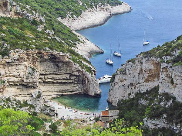 A turisták inváziójától tartanak a horvátországi Vis szigetén, ahol a Mamma Mia 2. részét forgatják