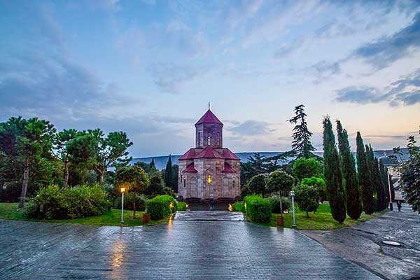 Tbiliszi Grúzia kulturális, gazdasági és közlekedési centruma