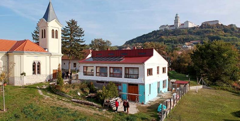 Felújították a Pannonhalmi Apátság plébániaépületét a magyar falu program keretében